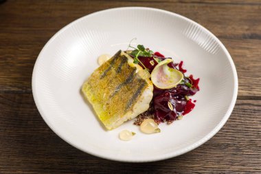 Restoranda nefis balık yemekleri var. Yakın plan.