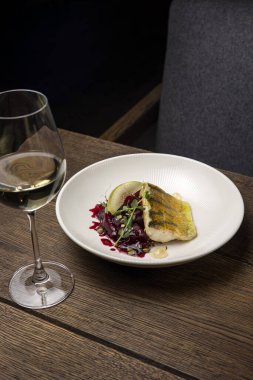 Restoranda nefis balık yemekleri var. Yakın plan.