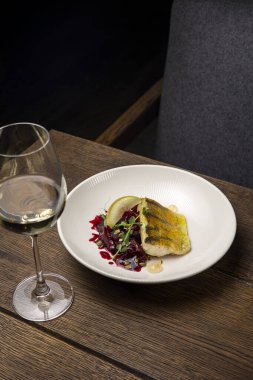 Restoranda nefis balık yemekleri var. Yakın plan.