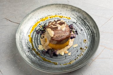 Restoranda nefis balık yemekleri var. Yakın plan.