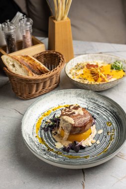 Restoranda nefis balık yemekleri var. Yakın plan.