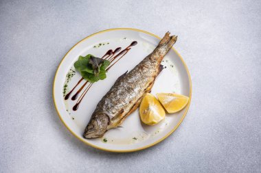 Restoranda nefis balık yemekleri var. Yakın plan.