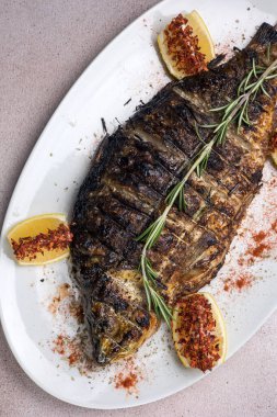 Restoranda nefis balık yemekleri var. Yakın plan.