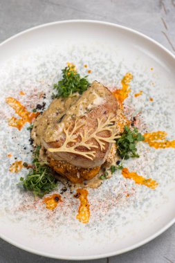 Restoranda nefis balık yemekleri var. Yakın plan.