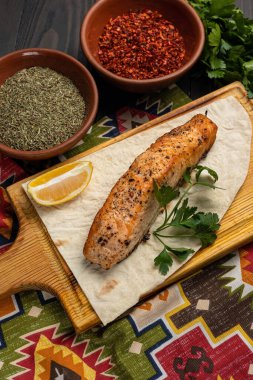 Restoranda nefis balık yemekleri var. Yakın plan.