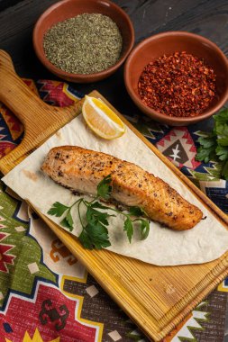 Restoranda nefis balık yemekleri var. Yakın plan.