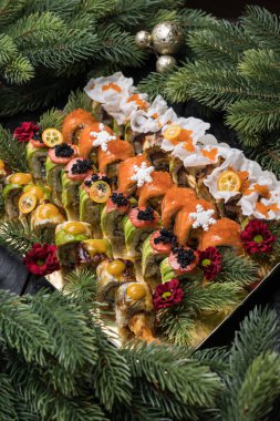 Lokantadaki lezzetli suşi. Kapat.