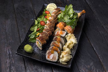 Lokantadaki lezzetli suşi. Kapat.