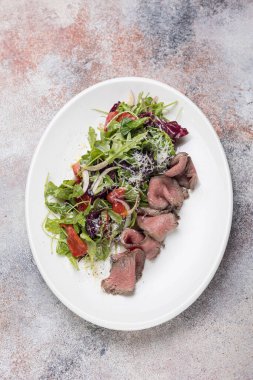 Restoranda nefis bir salata. Kapat.