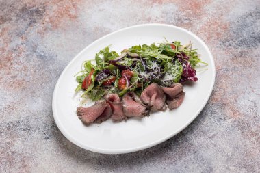 Restoranda nefis bir salata. Kapat.