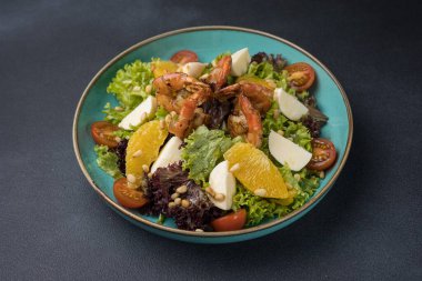 Restoranda nefis bir salata. Kapat.