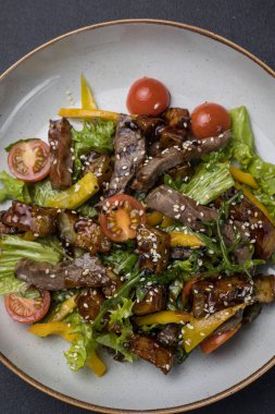 Restoranda nefis bir salata. Kapat.