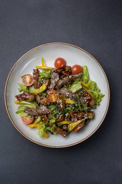 Restoranda nefis bir salata. Kapat.