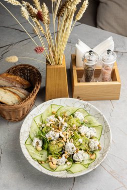 Restoranda nefis bir salata. Kapat.