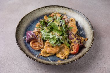 Restoranda nefis bir salata. Kapat.