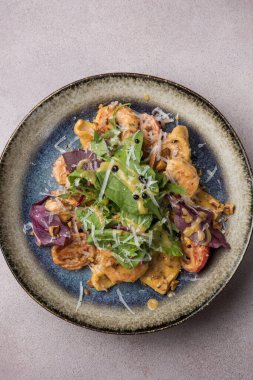 Restoranda nefis bir salata. Kapat.