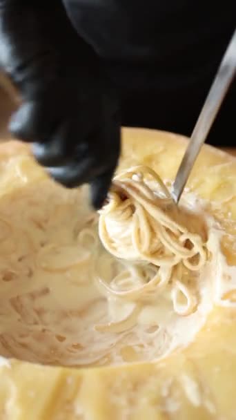 厨师用意大利芝士头做意大利面 — 图库视频影像