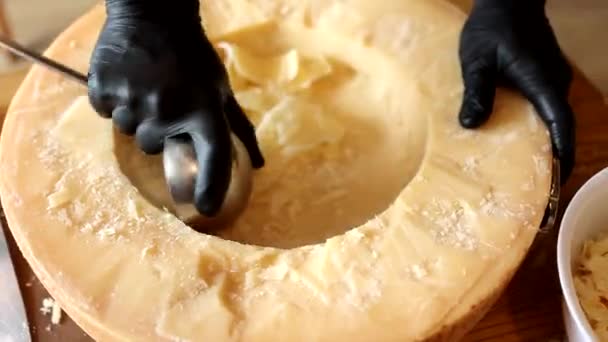 厨师用意大利芝士头做意大利面 — 图库视频影像