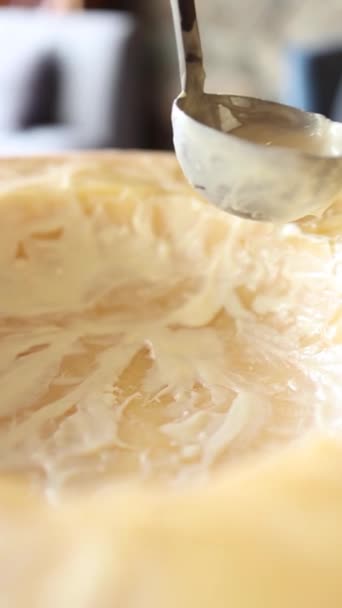 Chef Prepara Pasta Una Testa Parmigiano — Video Stock