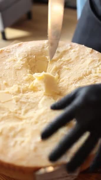 Chef Förbereder Pasta Ett Huvud Parmesanost — Stockvideo