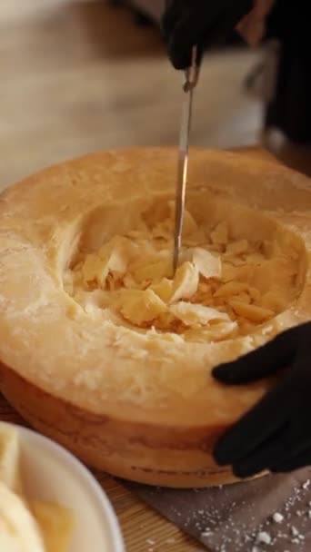 Chef Prepara Pasta Una Cabeza Queso Parmesano — Vídeo de stock