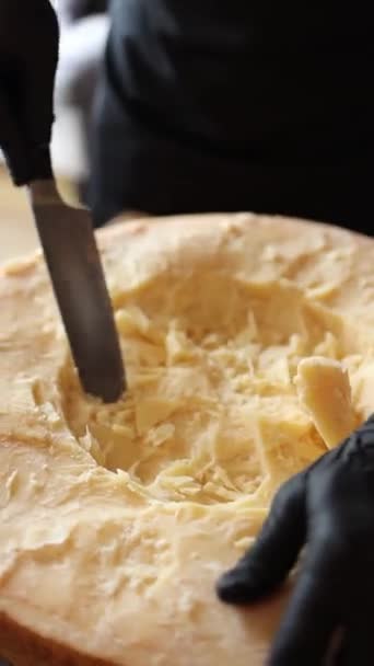 Şef Parmesan Peynirli Makarna Hazırlar — Stok video