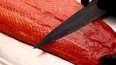 Japon mutfağı. Şef mutfakta rulo hazırlıyor.