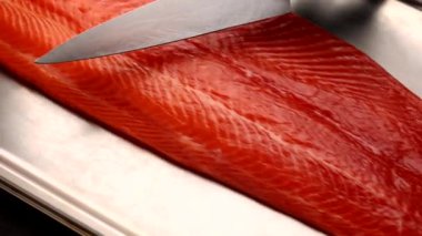 Japon mutfağı. Şef mutfakta rulo hazırlıyor.