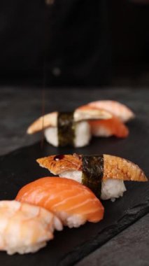 Japon mutfağı. Şef mutfakta rulo hazırlıyor.