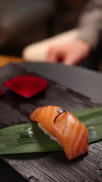 Ιαπωνική Κουζίνα Σεφ Ετοιμάζει Ρολά Στην Κουζίνα — Αρχείο Βίντεο