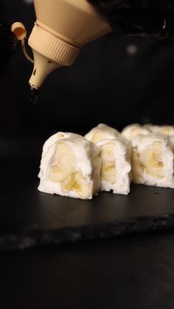 日本料理 厨师在厨房里准备面包卷 — 图库视频影像