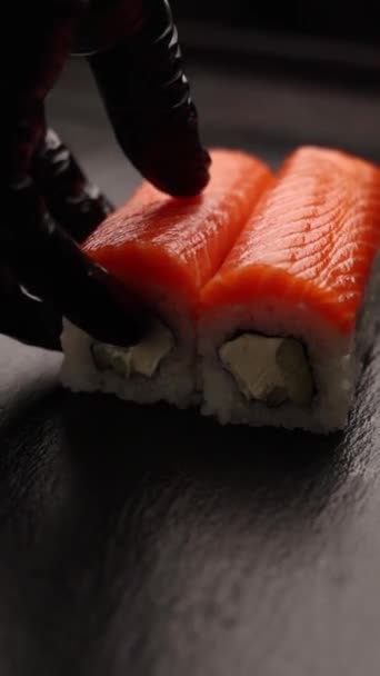 Ιαπωνική Κουζίνα Σεφ Ετοιμάζει Ρολά Στην Κουζίνα — Αρχείο Βίντεο