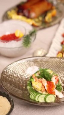 Yeni yıl ve Noel kutlaması. Lezzetli yemekler masada.