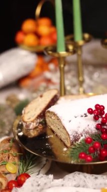 Yeni yıl ve Noel kutlaması. Lezzetli yemekler masada.