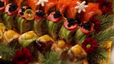 Yeni yıl ve Noel kutlaması. Lezzetli yemekler masada.