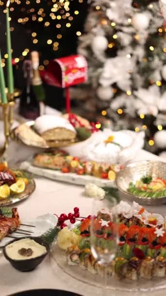 Πρωτοχρονιά Και Χριστουγεννιάτικη Γιορτή Νόστιμα Πιάτα Είναι Στο Τραπέζι — Αρχείο Βίντεο