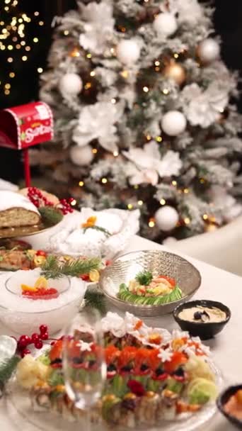 Celebración Año Nuevo Navidad Deliciosos Platos Están Sobre Mesa — Vídeos de Stock