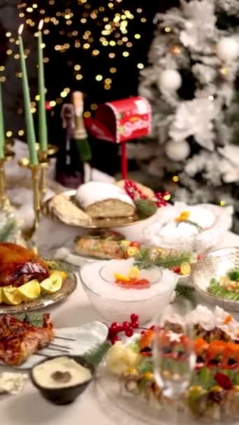 Neujahrs Und Weihnachtsfeier Leckere Gerichte Stehen Auf Dem Tisch — Stockvideo