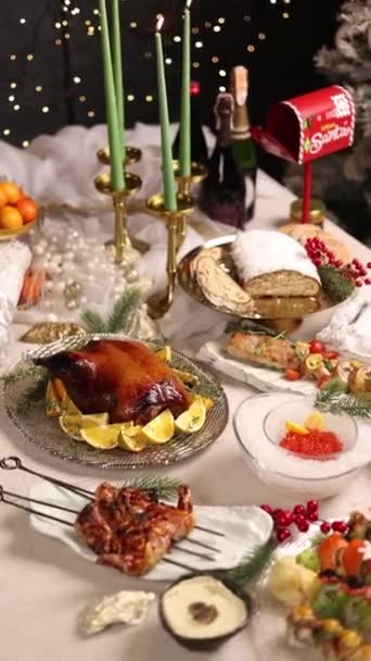 新年とクリスマスのお祝い おいしい料理がテーブルの上にあります — ストック動画
