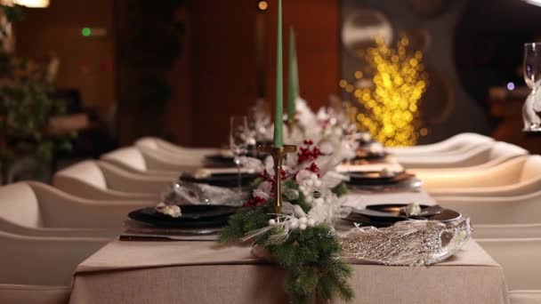 新年和圣诞节庆祝活动 好吃的菜在桌子上 — 图库视频影像