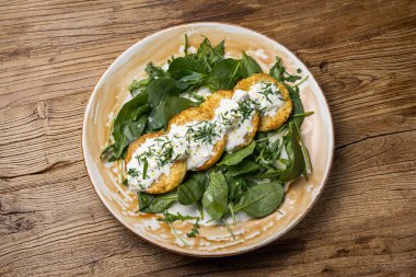 Ispanaklı, peynirli, balkabaklı ve pancarlı sağlıklı vejetaryen yemekleri.