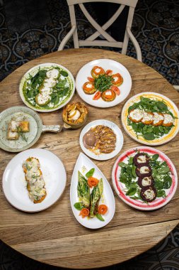 Ispanaklı, peynirli, balkabaklı ve pancarlı sağlıklı vejetaryen yemekleri.