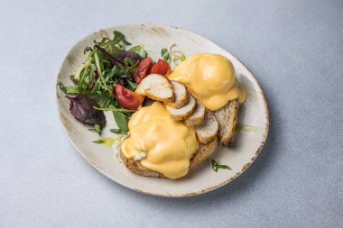 Peynirli yumurta ve salata tabakta.