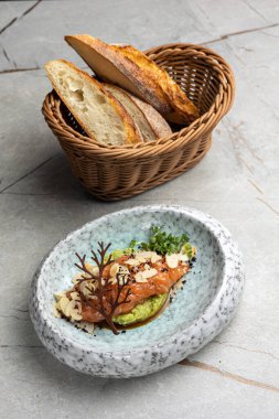 Avokadolu somon tartare, üst manzara.