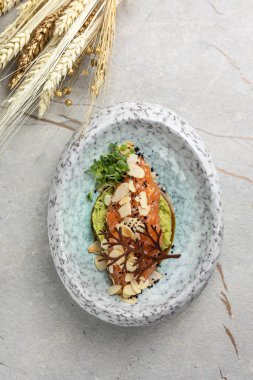 Avokadolu somon tartare, üst manzara.