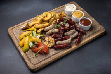 Tahtada sosisli, peynirli ve krakerli abur cuburlar