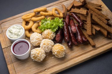 Tahtada sosisli, peynirli ve krakerli abur cuburlar