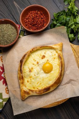 Geleneksel Gürcü Khachapuri, ahşap arka planda yumurta sarısı.