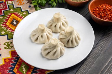 Beyaz tabakta etli Gürcü hamur tatlısı.