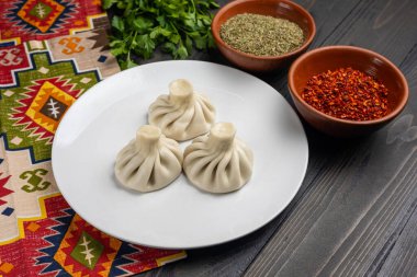 Beyaz tabakta etli Gürcü hamur tatlısı.